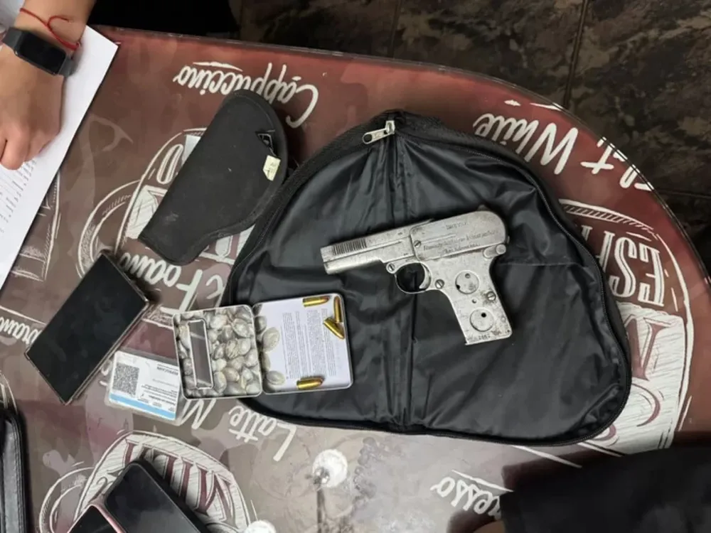 El comerciante detenido no pudo justificar que era suya la pistola calibre 32 con 8 cartuchos.