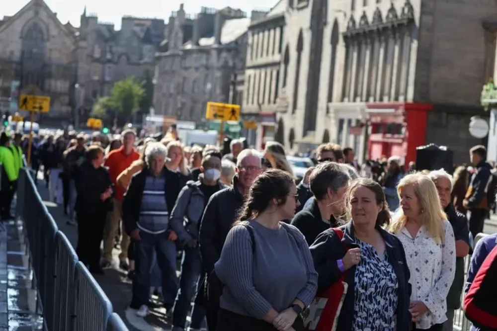 Suspendieron el acceso a la cola para llegar al féretro de Isabel II por la gran cantidad de gente