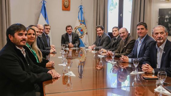 Orrego y los directivos de la UIA y la UISJ.