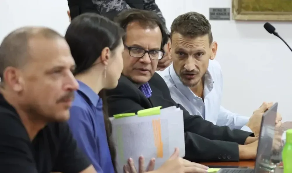 EL EXDIPUTADO. German Kiszka -derecha- esperaba anoche una condena segura tras una extenso debate de los jueces que demoraban la sentencia.