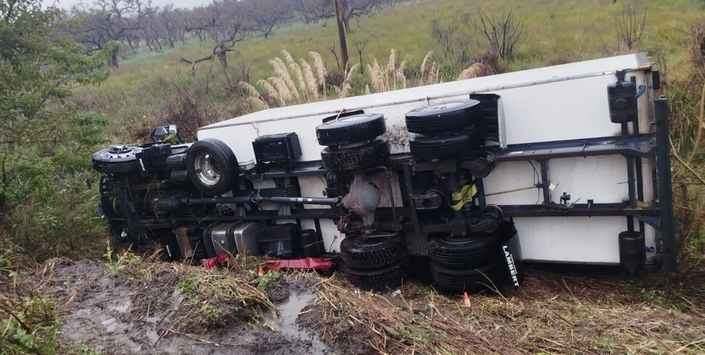 Dos muertos tras un brutal choque entre un auto y un camión