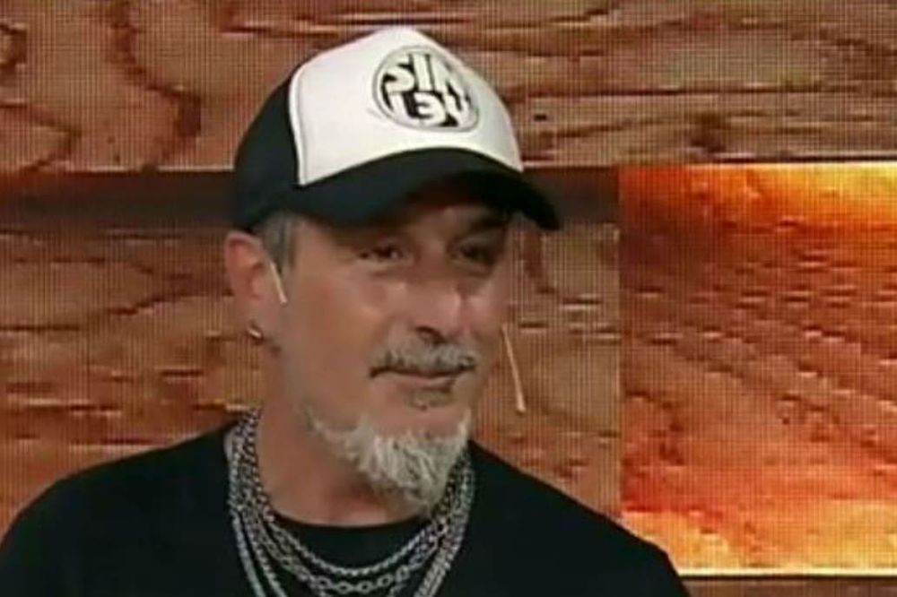 Un orangután agarra la pierna de un hombre en un zoológico y no la suelta