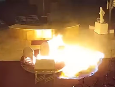 un hombre incendio uno de los santuarios de la virgen mas populares del mundo