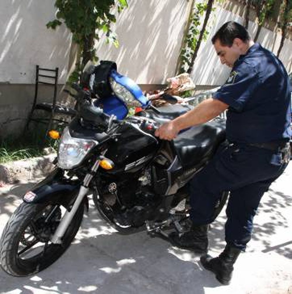 Cayó con una moto y con varios aparatos