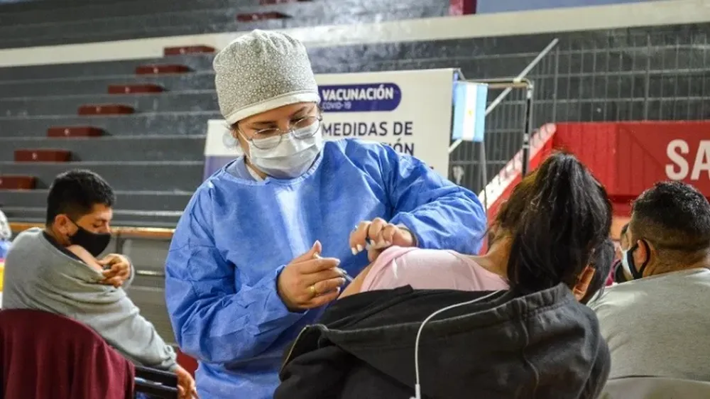 Covid: anunciaron la aplicación de la 4ª dosis a mayores de 50, grupos de riesgo y docentes