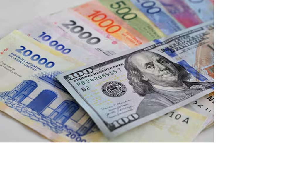 Argentina modificaría su política cambiaria para permitir un peso más débil después de las elecciones de mitad de mandato de este mes, dijeron analistas e inversores. Además advierten que la actual banda de flotación es insostenible y que el apoyo de Estados Unidos sólo serviría para ganar tiempo.