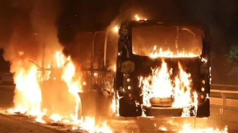 Violencia y caos en Brasil: incendiaron 35 autobuses en Río de Janeiro tras la muerte de un jefe parapolicial
