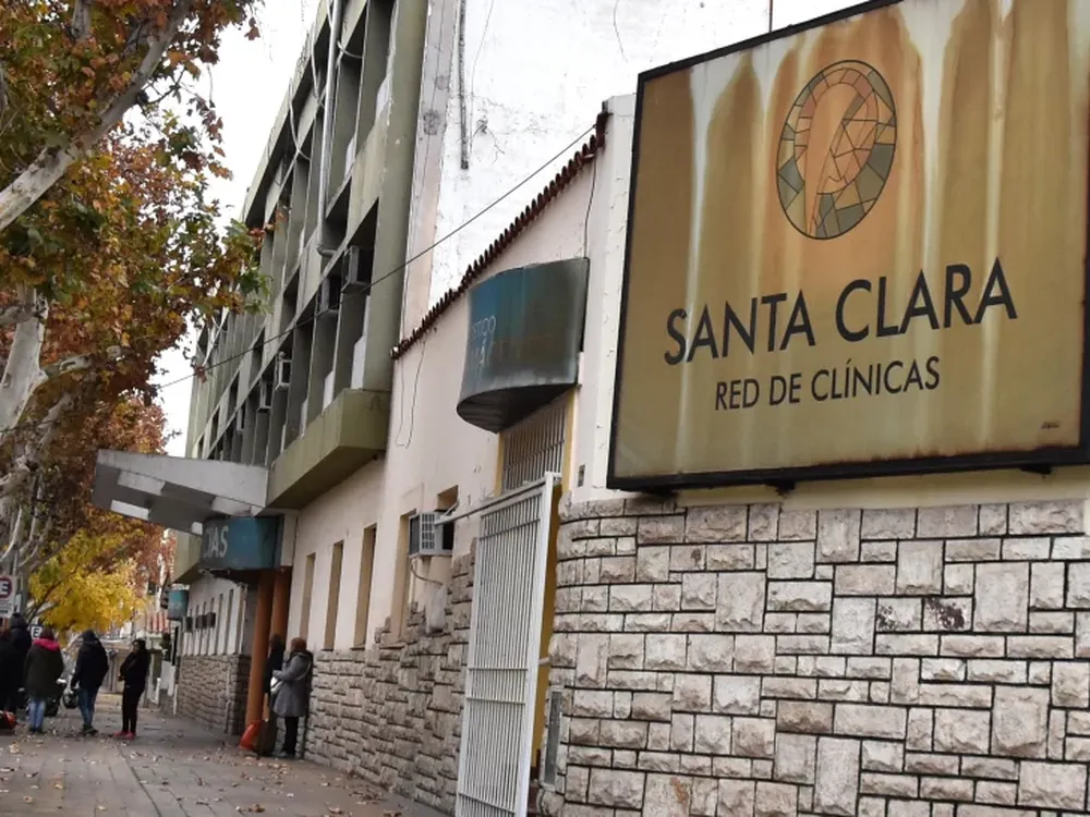 Un positivo de coronavirus obligó a aislar a varias personas en la Clínica Santa Clara