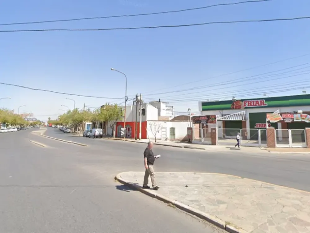 Buscan al conductor de un auto que chocó con una motociclista y se fugó