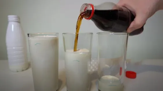 Mezclar leche con gaseosa, el resultado que es furor en las redes