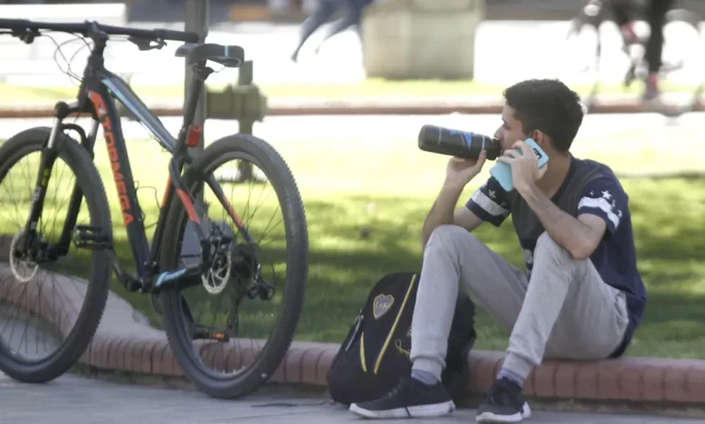 Sábado con calor bajo el cielo parcialmente nublado en San Juan