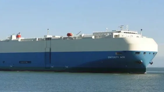 Un buque está a la deriva en el Pacífico con 3.500 autos de Nissan