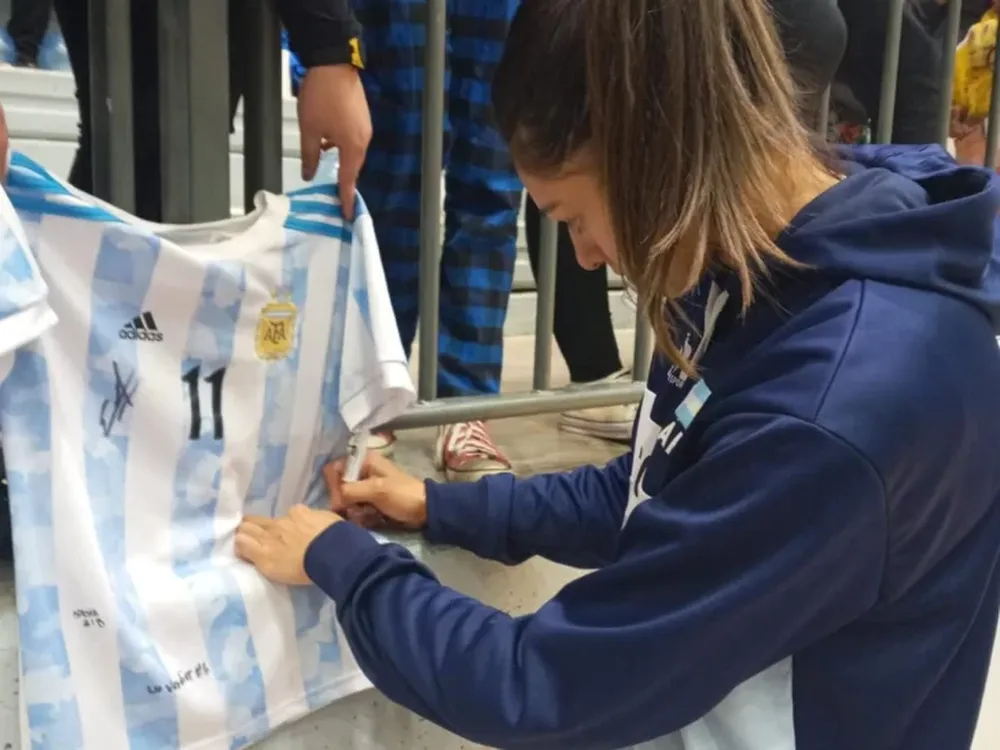 Fotos, autógrafos y peloteo, así fue el recibimiento sanjuanino a Las Panteras