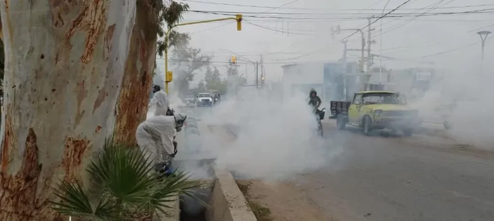En Sarmiento fumigan para combatir el dengue.