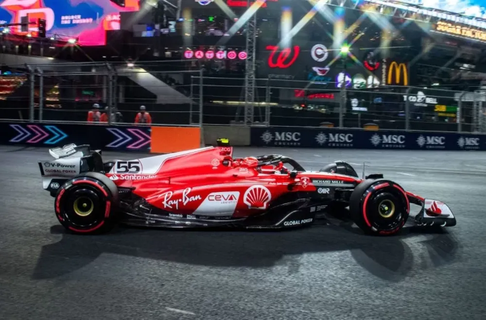 Sainz sufre un insual accidente y Leclerc marca el mejor tiempo de los ensayos en Las Vegas