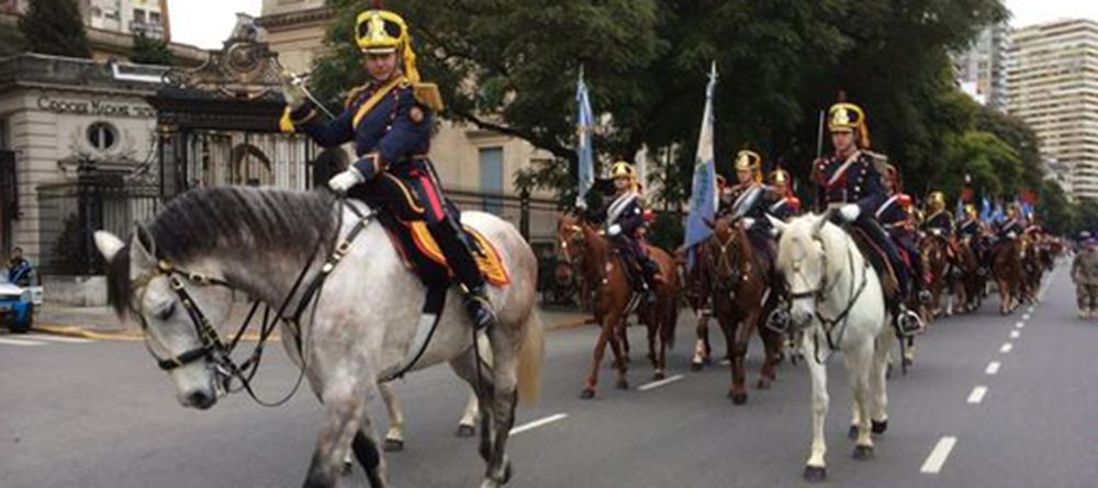 Sin Macri, arrancó el desfile de cierre por el Bicentenario de la Independencia