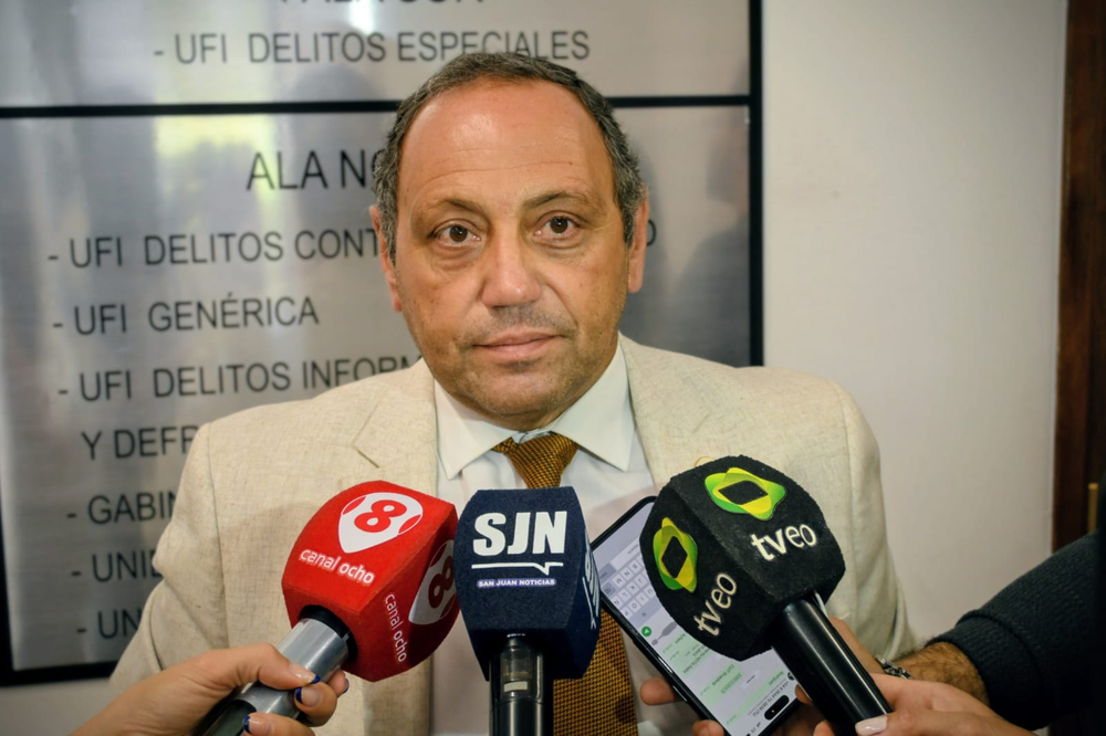 El fiscal Ignacio Achem supervisa la búsqueda de Flores en Sarmiento.&nbsp;