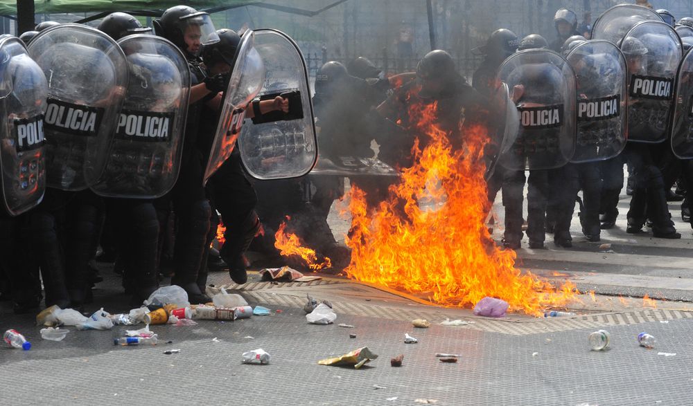 Hasta el momento diez detenidos y dos heridos.
