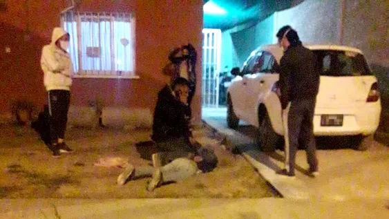 Vecinos atrapan a un ladrón y hacen turnos de noche para vigilar y frenar los robos