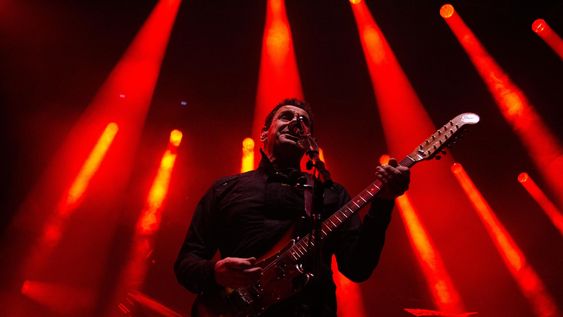 Ricardo Mollo en el micrófono