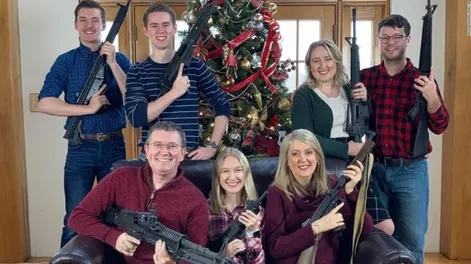 “Papa Noel, traé balas”: la insólita postal familiar de un congresista de Estados Unidos