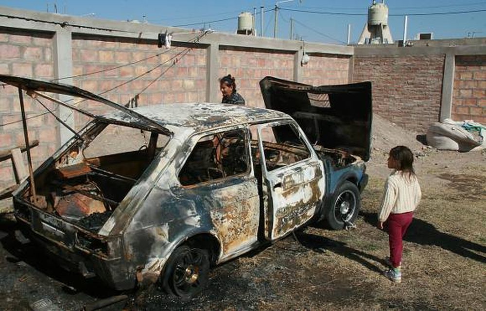 Les incendiaron el auto
