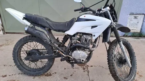 La moto que había robado el delincuente, junto a una bicicleta y otros efectos.