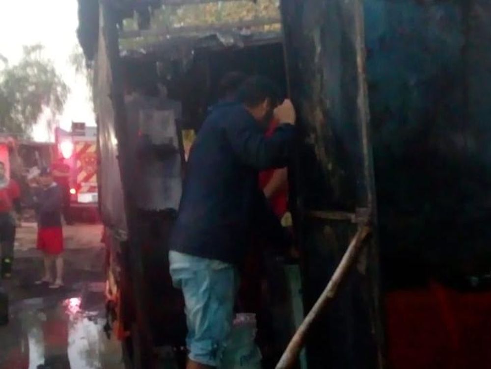 Un carro de comidas quedó carbonizado: investigan el hecho