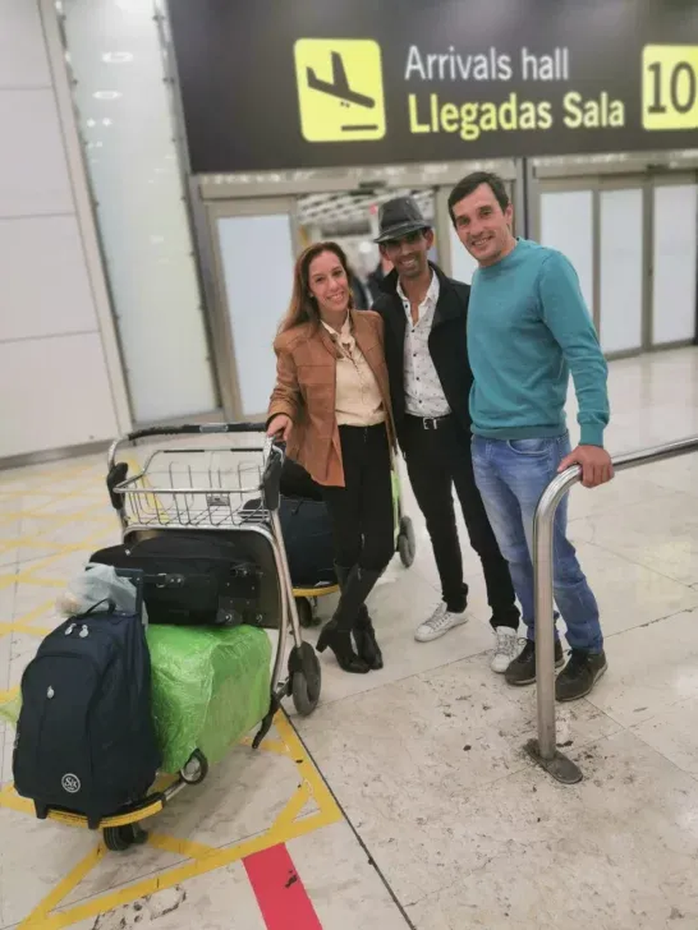 Omar, en el centro, reci&eacute;n llegado al aeropuerto de Madrid con su esposa. Su amigo Ariel Palacios fue a recibirlos.