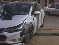 Choque en una esquina céntrica con semáforos. Choque en una esquina céntrica con semáforos.