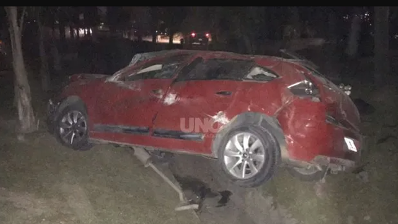 Un hombre embistió el auto en el que viajaban su esposa y sus cuatro hijos