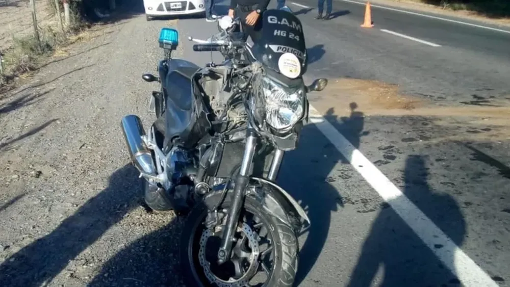 Dos menores circulaban en una moto y chocaron con una camioneta: una joven fracturada