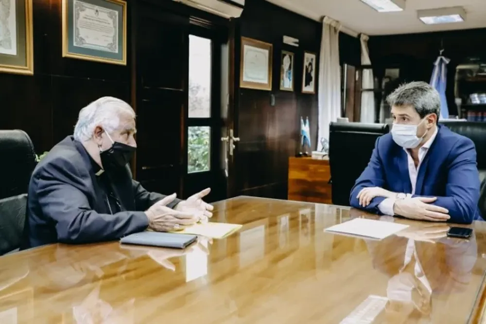 Monseñor Lozano le presentó un protocolo a Uñac para volver a las celebraciones religiosas