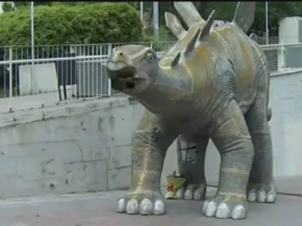 Misterio y horror: hallan a un hombre muerto adentro de una estatua de un dinosaurio