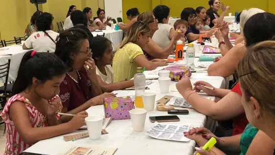 Charla a sala llena para aprender a incluir