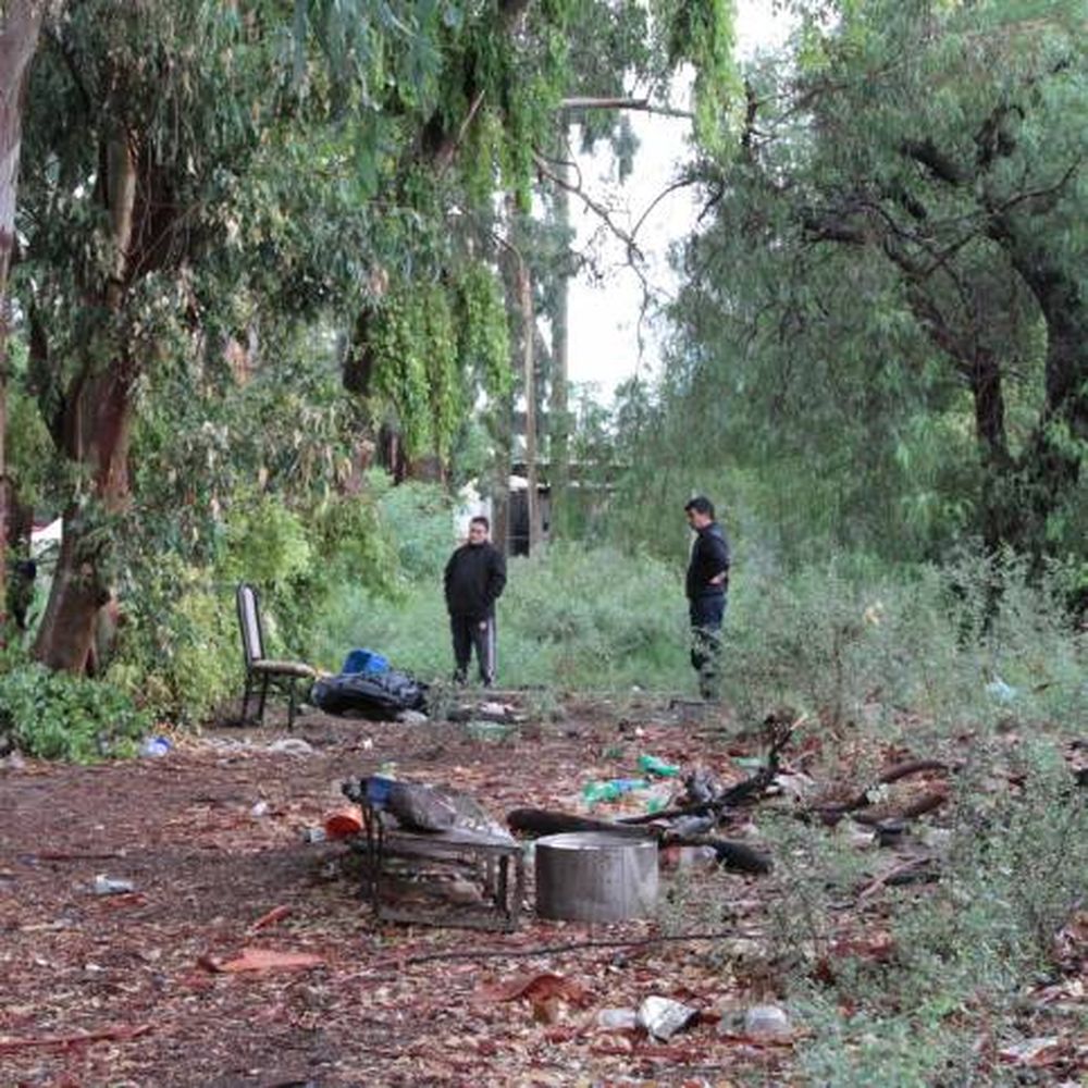 Dormía a la intemperie y murió por el frío y la lluvia