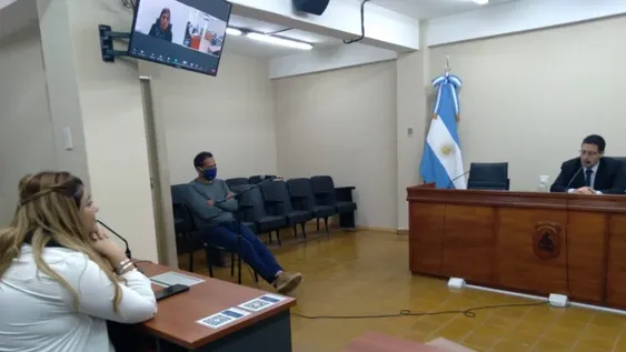 Mintió en solidaridad con su novio abusado y su padrastro pasó casi 2 meses detenido