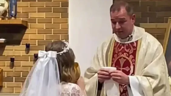 Tiene 7 años y se hizo viral por hacer “fondo blanco” durante su primera comunión