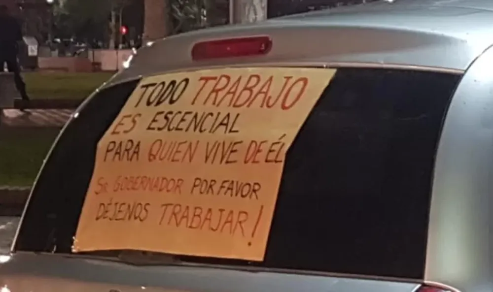 Con bocinas, banderas y carteles,  sanjuaninos protestaron por la nueva cuarentena