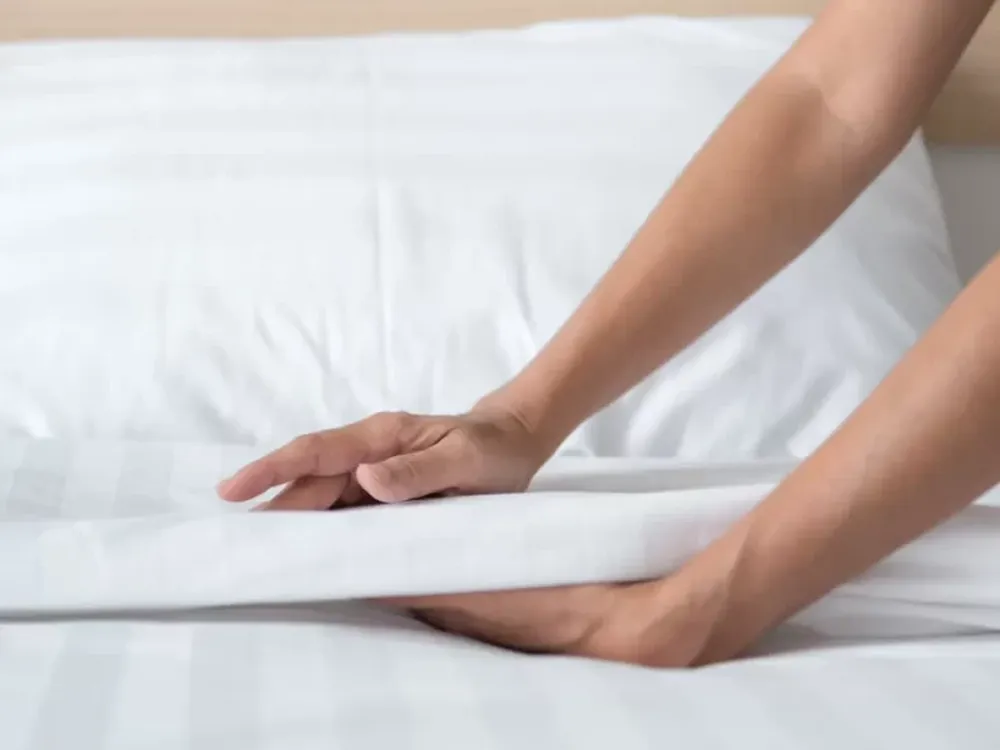 Por qué recomiendan no tender la cama a primera hora del día