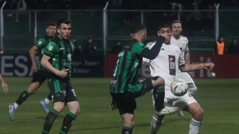 Diario de Cuyo | PENAL. Tijanovich ya metió el remate y Miño estiró su brazo. San Martín tenía la chance de ponerse arriba otra vez para poder ganarlo. Un paso adelante en una lucha de fecha tras fecha.