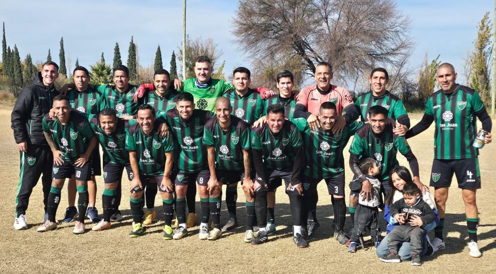 Goleada. El Senior de San Martín goleó por 5-1 a Las Paredes de Mendoza y avanzó en la Liga Nacional.