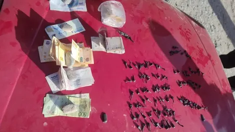 Detuvieron a un hombre con 102 envoltorios con droga y casi $200.000