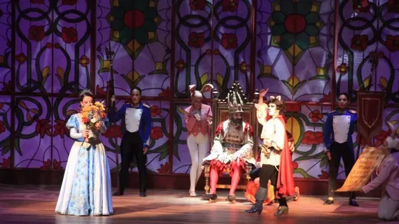 Más de 800 chicos disfrutaron del ensayo de El gato con botas