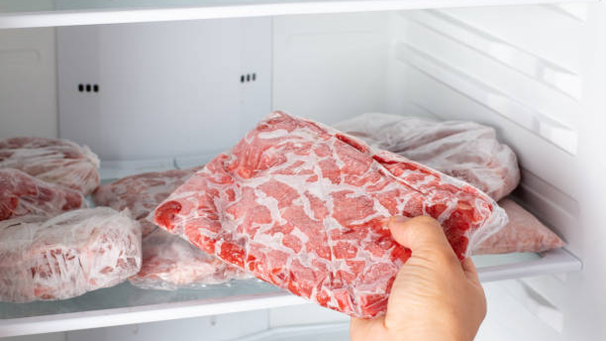 El error más común al descongelar carne que puede volverla insegura para comer: que no debes hacer