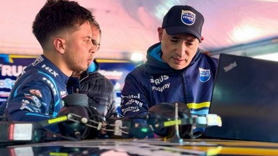 EL PILOTO SANJUANINO junto a gente de su equipo analizando el rendimiento de su Toyota. Logró el tíempo 31 y larga en el puesto 11 de la primera serie.