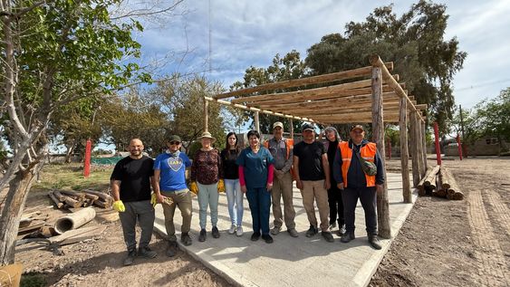Personal municipal, profesores y vecinos levantan el Vivero Municipal de Chimbas, que produce plantas pensadas para resistir la sequía y el espacio público.