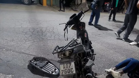 Una mujer resultó herida al chocar la moto en la que se trasladaba