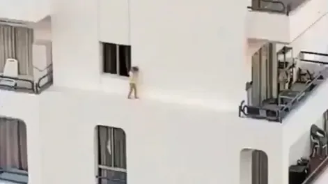 El video de una niña corriendo por la cornisa de un edificio se volvió viral