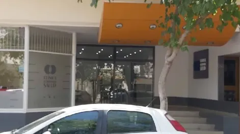 Robaron dinero y celulares de una clínica céntrica tras causar destrozos